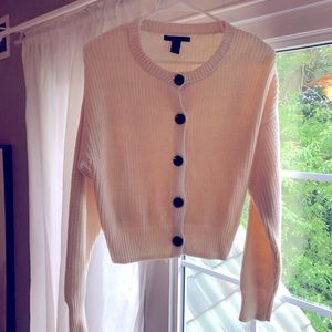 Cropped top sweater.